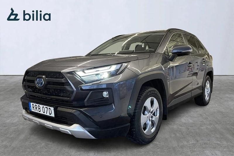 Grå Begagnad 2024 Toyota RAV4 Hybrid SUV | 479 000 kr (Marknadspris) - Bild 1/4