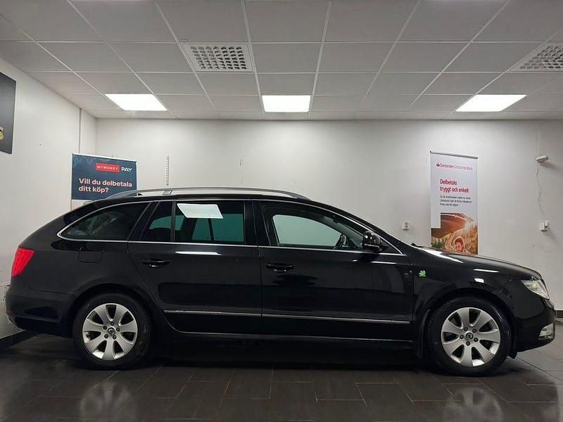 Begagnad Skoda Superb Elegance 105 HK (77 kW) 2011 Svart Kombi