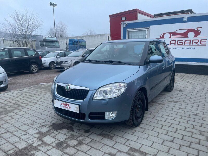 Ljusgrå Begagnad 2007 Skoda Fabia Halvkombi | 49 900 kr (Lite dyr) - Bild 1/4