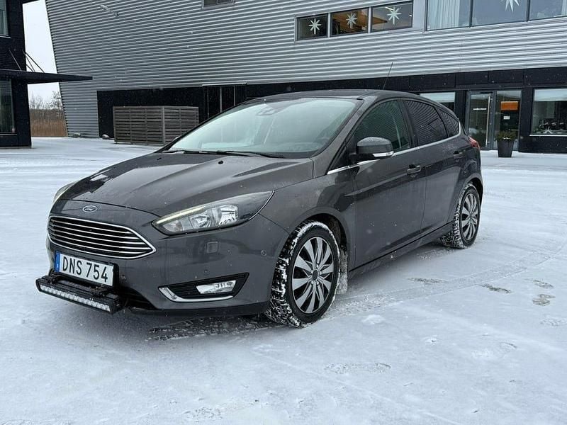 Begagnad 2015 Ford Focus Halvkombi | 62 000 kr (Marknadspris) - Bild 1/4
