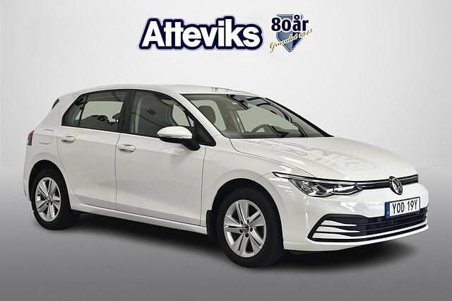 Vit Begagnad 2021 VW Golf VIII Life Halvkombi | 214 900 kr (Marknadspris) - Bild 1/4