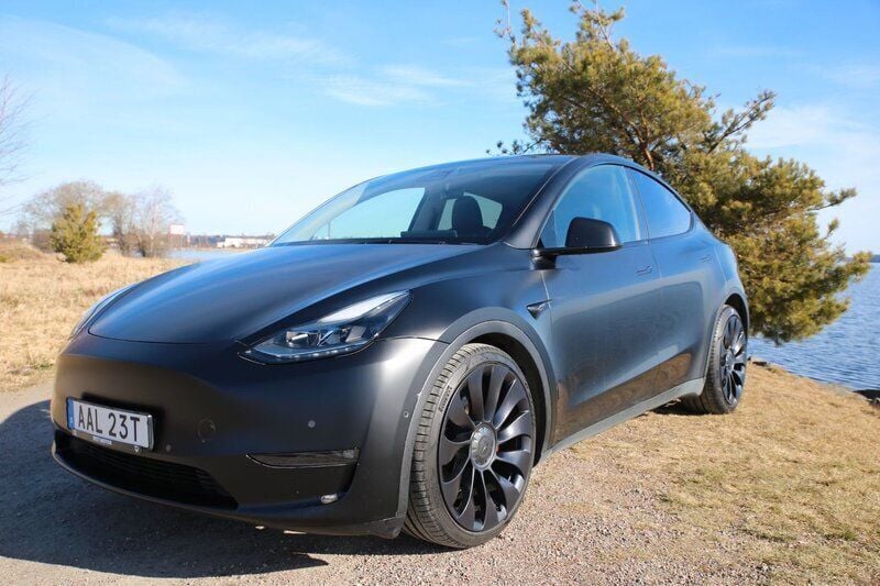 Svart Begagnad 2022 Tesla Model Y Performance SUV | 389 000 kr - Bild 1/4