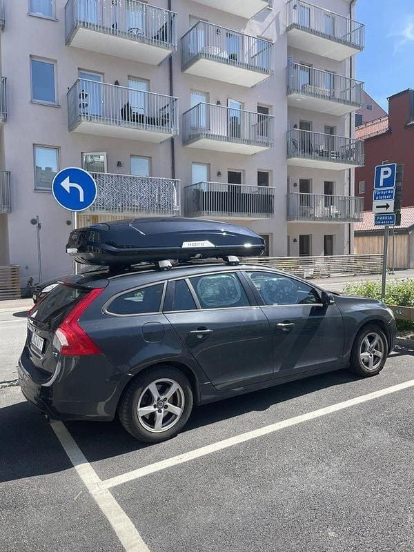 Grå Begagnad 2017 Volvo V60 Kombi | 175 000 kr (Marknadspris) - Bild 1/1