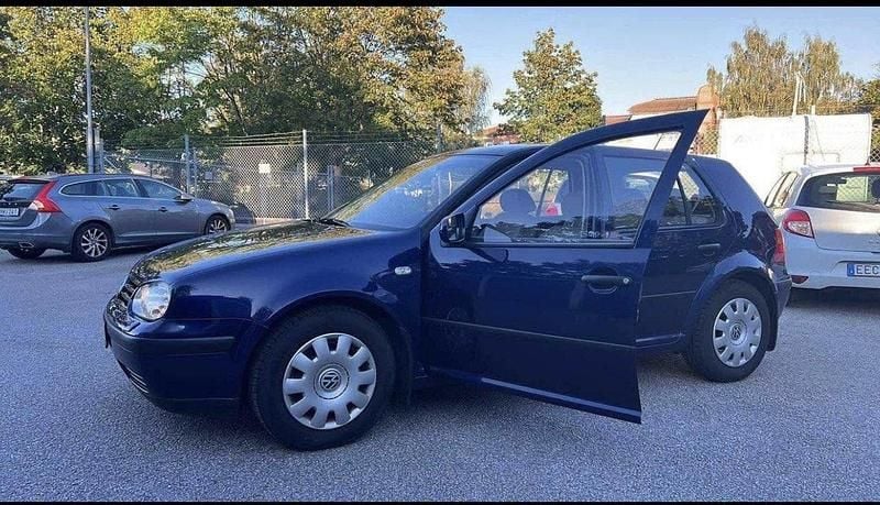 Blå Begagnad 2002 VW Golf IV Basis Halvkombi | 45 000 kr (Lite dyr) - Bild 1/4