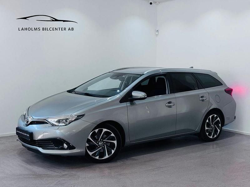 Ljusgrå (grå) Begagnad 2015 Toyota Auris Active Kombi | 109 900 kr (Marknadspris) - Bild 1/4