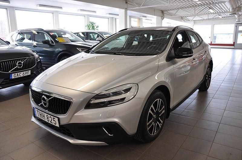 Begagnad Volvo V40 Momentum 120 HK (88 kW) 2017 Silver Halvkombi