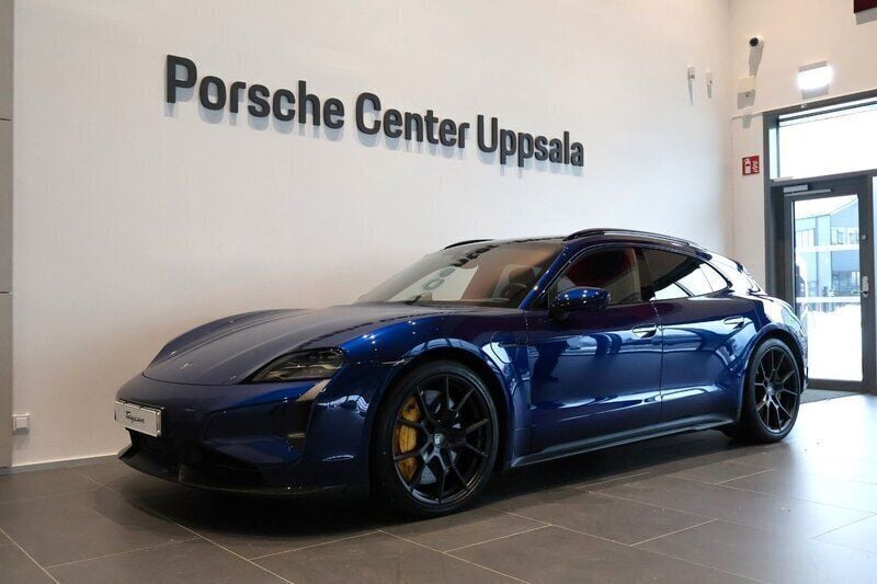 Blå (gentian blue metallic) Ny 2024 Porsche Taycan Turbo S Sport Turismo Sedan | 2 335 070 kr - Bild 1/4
