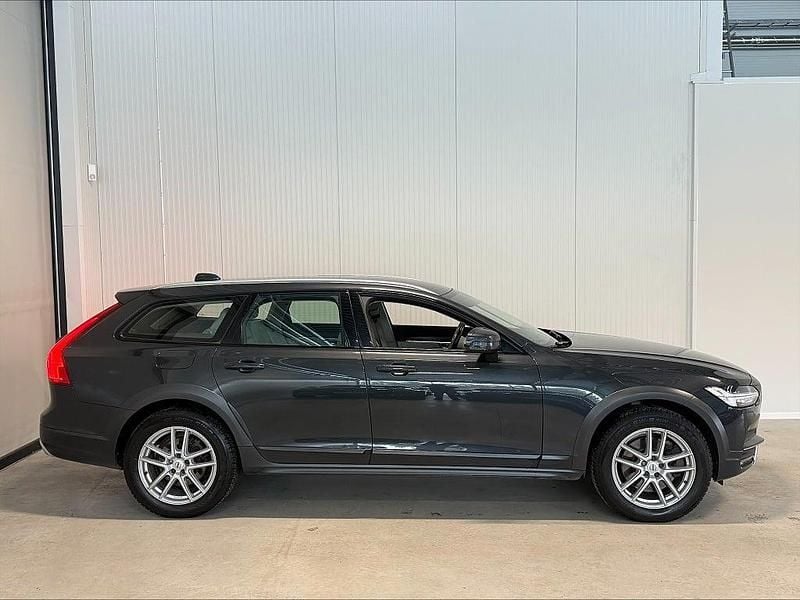 Begagnad Volvo V90 CC Momentum 190 HK (139 kW) 2018 Grå Kombi