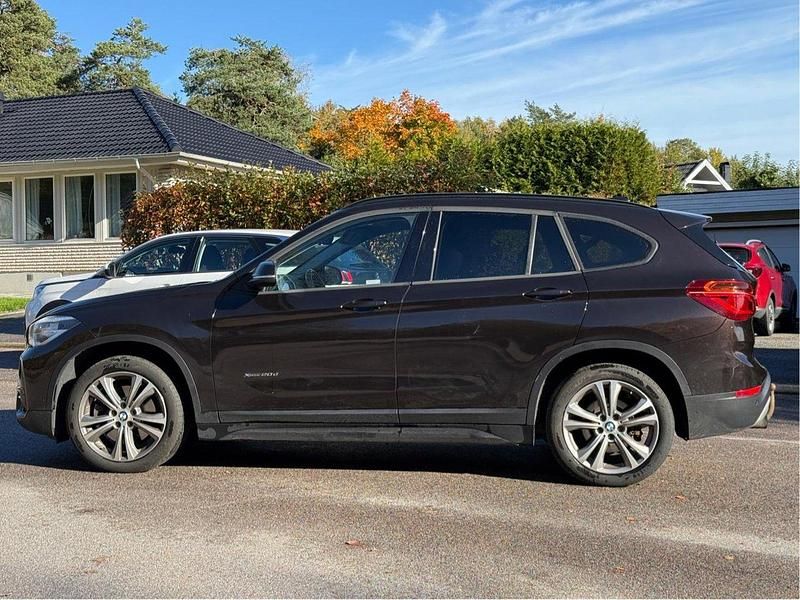 Brun Begagnad 2018 BMW X1 SUV | 179 000 kr (Marknadspris) - Bild 1/4