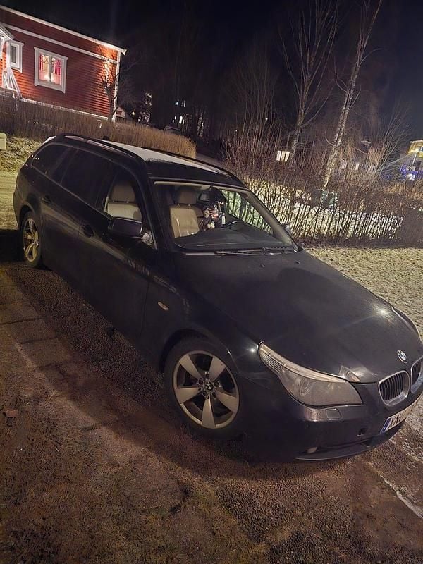Begagnad BMW 525 218 HK (160 kW) 2006 Svart Kombi