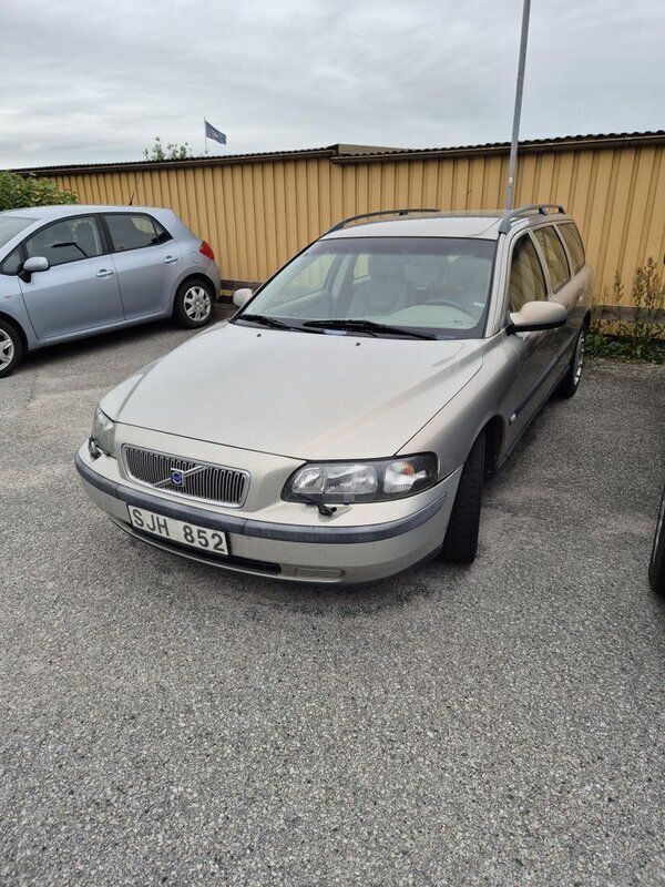 Brun Begagnad 2001 Volvo V70 Business Edition Kombi | 8 900 kr (Bra pris) - Bild 1/3