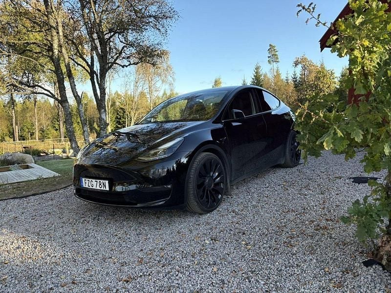 Svart Begagnad 2022 Tesla Model Y Performance SUV | 419 000 kr (Marknadspris) - Bild 1/4