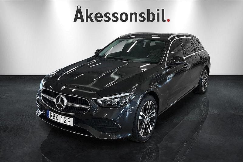 Grå Begagnad 2024 Mercedes C300e Avantgarde Kombi | 519 000 kr (Marknadspris) - Bild 1/4