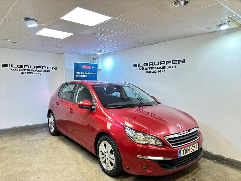 Mörkröd Begagnad 2014 Peugeot 308 Halvkombi | 73 900 kr (Marknadspris) - Bild 1/4