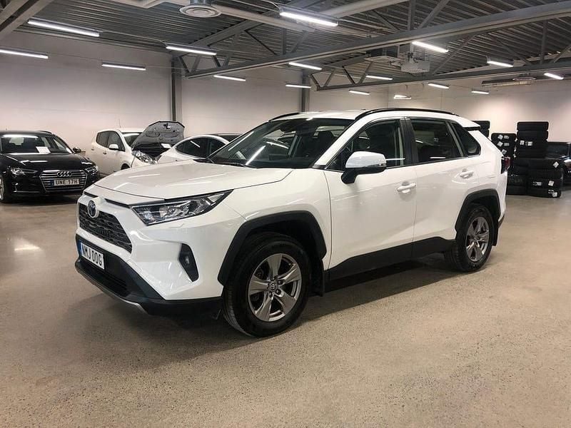 Vit Begagnad 2022 Toyota RAV4 Hybrid Active SUV | 319 000 kr (Marknadspris) - Bild 1/4