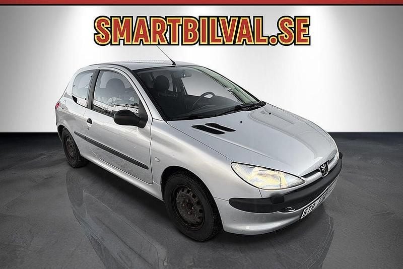 Begagnad Peugeot 206 75 HK (55 kW) 2001 Gråmetallic Halvkombi