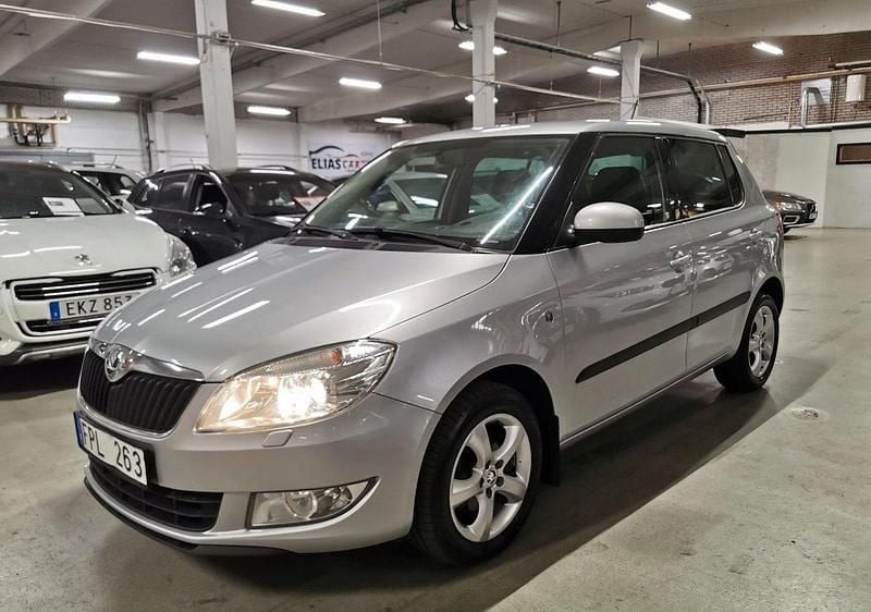 Silver Begagnad 2013 Skoda Fabia Elegance Halvkombi | 44 900 kr (Marknadspris) - Bild 1/4