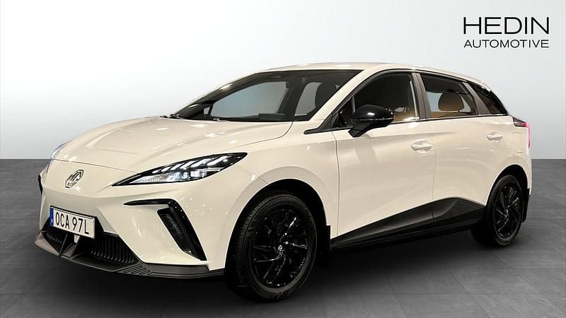 Vit (white) Begagnad 2023 MG MG4 EV Halvkombi | 249 900 kr (Marknadspris) - Bild 1/4