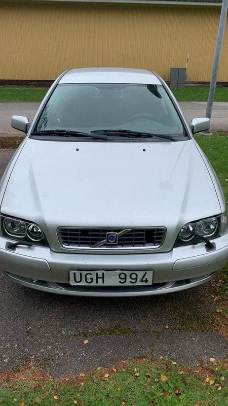 Grå Begagnad 2004 Volvo S40 Sedan | 20 000 kr (Superpris) - Bild 1/4