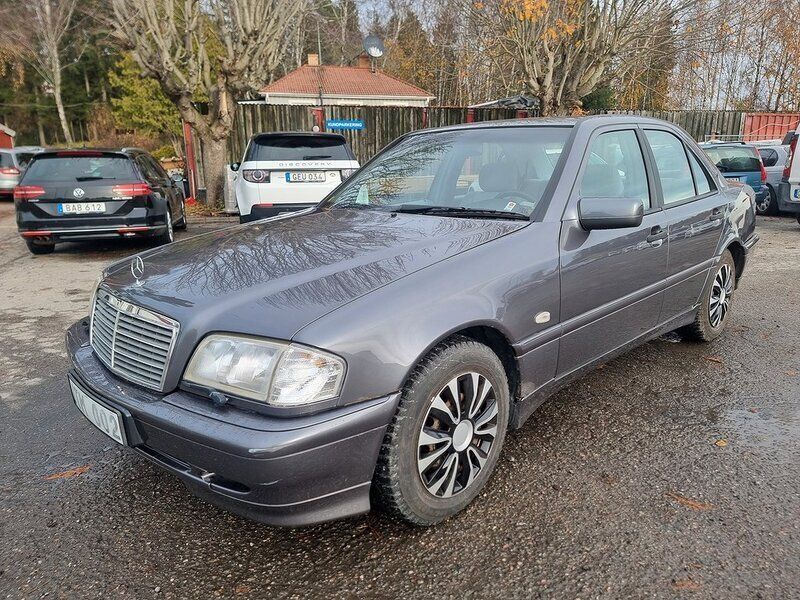 Mörkgrå Begagnad 1998 Mercedes C180 Sedan | 39 900 kr - Bild 1/4