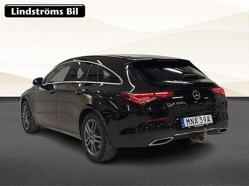 Begagnad Mercedes CLA250e Shooting Brake 160 HK (117 kW) 2023 Svart Kombi