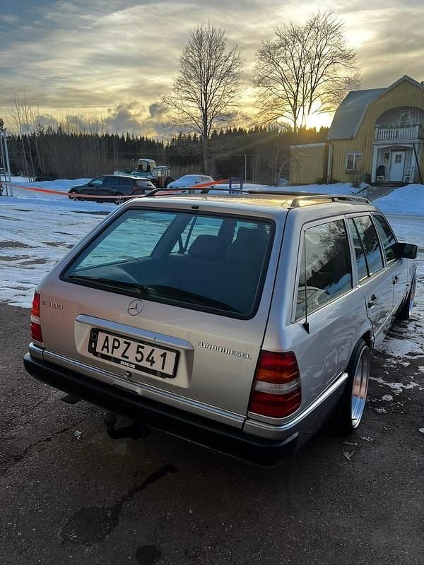 Begagnad Mercedes 300 147 HK (108 kW) 1993