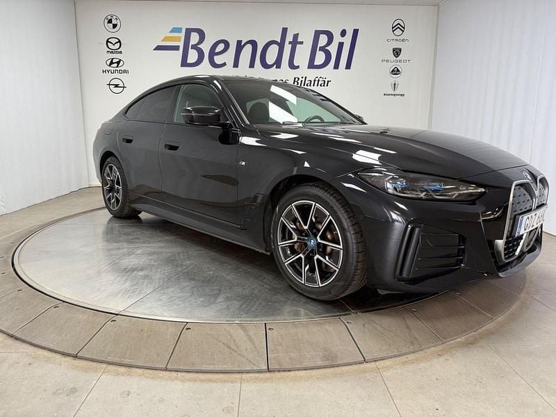 Safirsvart metallic Begagnad 2022 BMW i4 M Sport Sedan | 414 500 kr (Lite dyr) - Bild 1/4