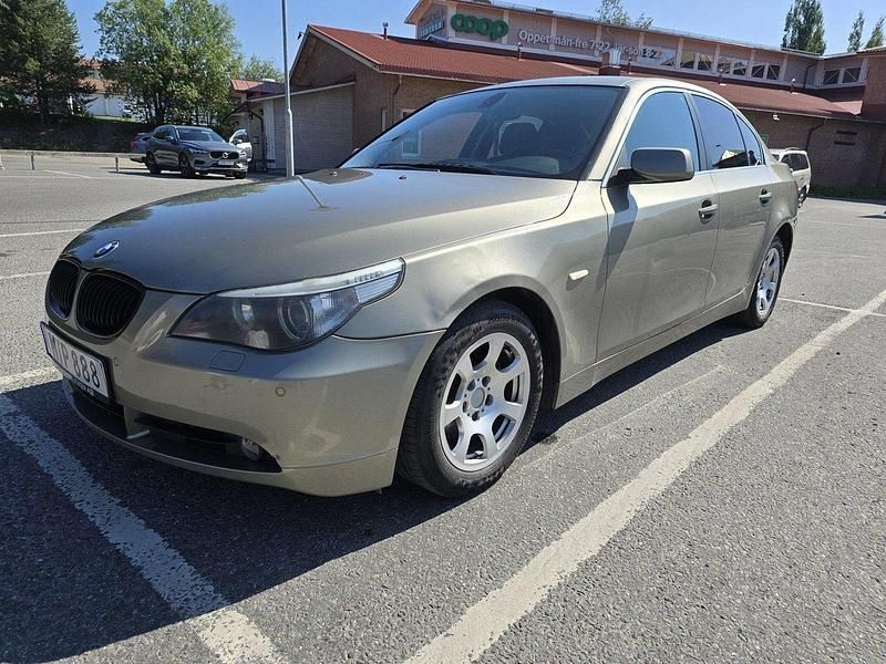 Grön Begagnad 2007 BMW 525 Sedan | 58 500 kr (Marknadspris) - Bild 1/4