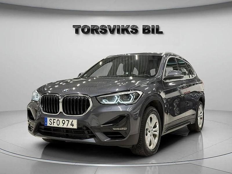 Grå Begagnad 2021 BMW X1 Sport Line SUV | 299 900 kr - Bild 1/4
