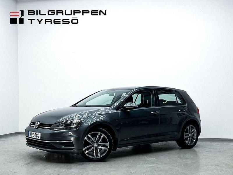 Mörkgrå (grå) Begagnad 2018 VW Golf VII Halvkombi | 149 900 kr (Marknadspris) - Bild 1/4