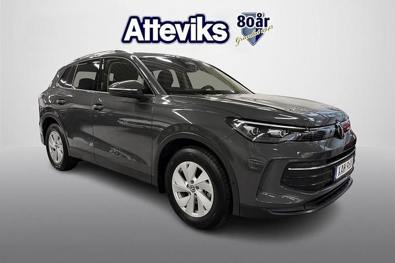 Grå Begagnad 2024 VW Tiguan Life SUV | 364 900 kr (Lite dyr) - Bild 1/4