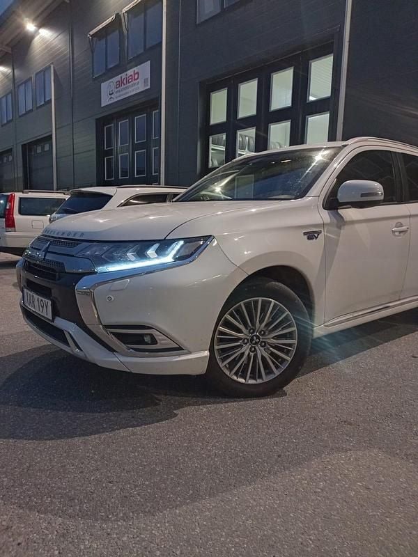 Metallic Begagnad 2019 Mitsubishi Outlander SUV | 139 000 kr (Lite dyr) - Bild 1/4