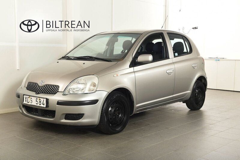 Silver Begagnad 2005 Toyota Yaris Halvkombi | 29 900 kr (Marknadspris) - Bild 1/4
