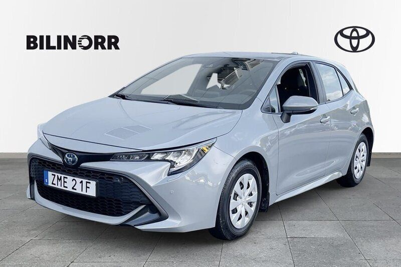 Grå Begagnad 2022 Toyota Corolla Hybrid Life Halvkombi | 229 900 kr (Marknadspris) - Bild 1/4