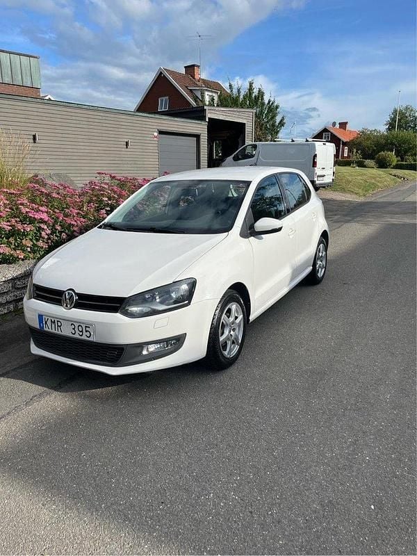 Vit Begagnad 2013 VW Polo Halvkombi | 60 000 kr (Marknadspris) - Bild 1/3