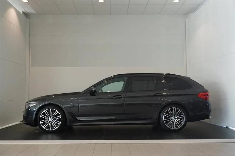 Grå Begagnad 2020 BMW 530 M Sport Kombi | 399 000 kr (Marknadspris) - Bild 1/4