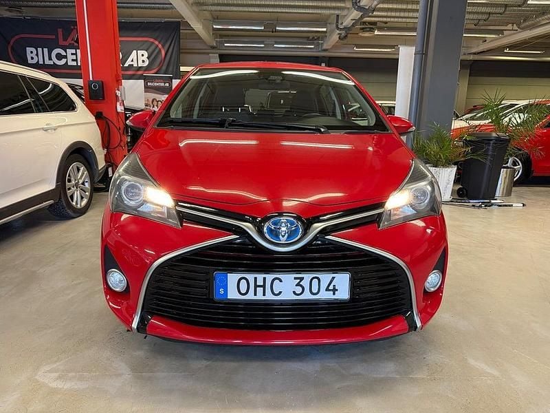 Begagnad Toyota Yaris Hybrid Active 101 HK (74 kW) 2016 Röd Halvkombi