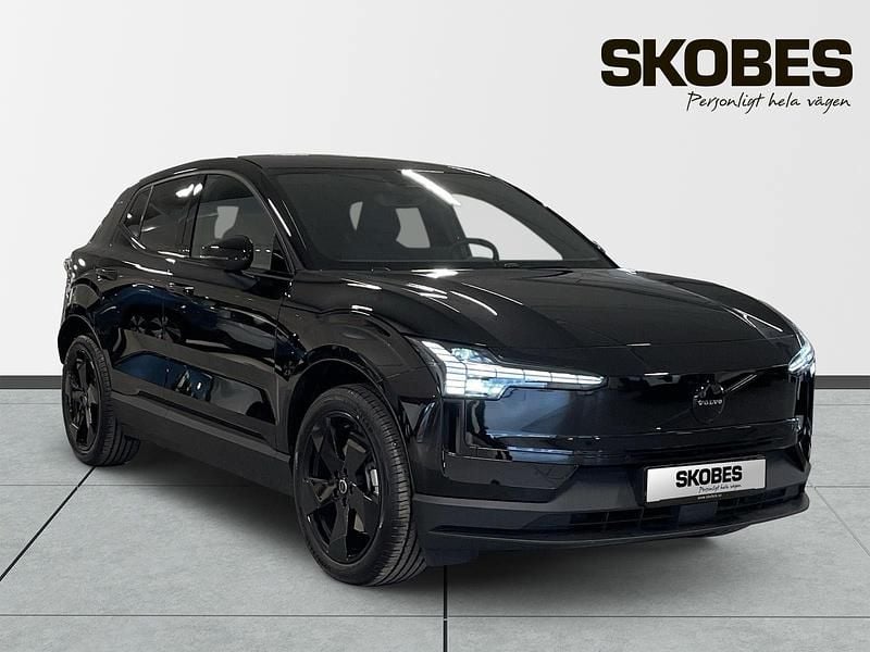Svart Ny 2026 Volvo EX30 Single Motor Extended Range SUV | 539 000 kr (Marknadspris) - Bild 1/4