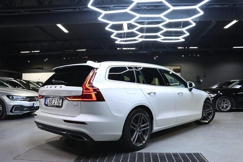 Begagnad Volvo V60 350 HK (257 kW) 2022 Vit Kombi