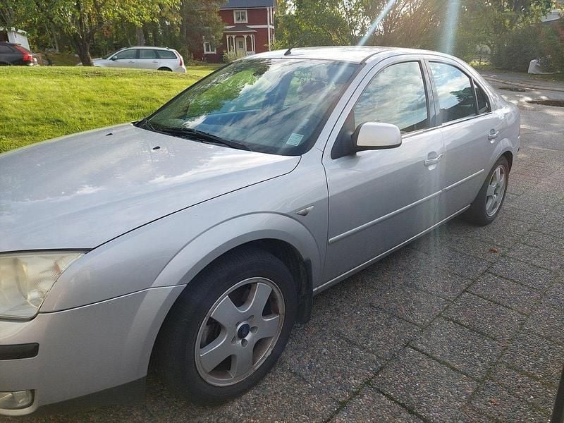 Silver Begagnad 2004 Ford Mondeo Halvkombi | 5 000 kr (Bra pris) - Bild 1/1