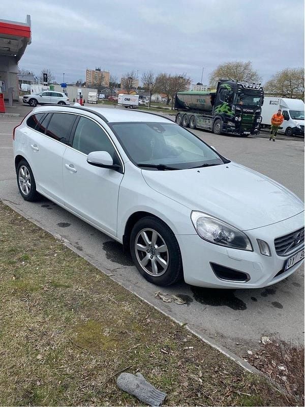Vit Begagnad 2012 Volvo V60 Momentum Kombi | 59 900 kr (Marknadspris) - Bild 1/4