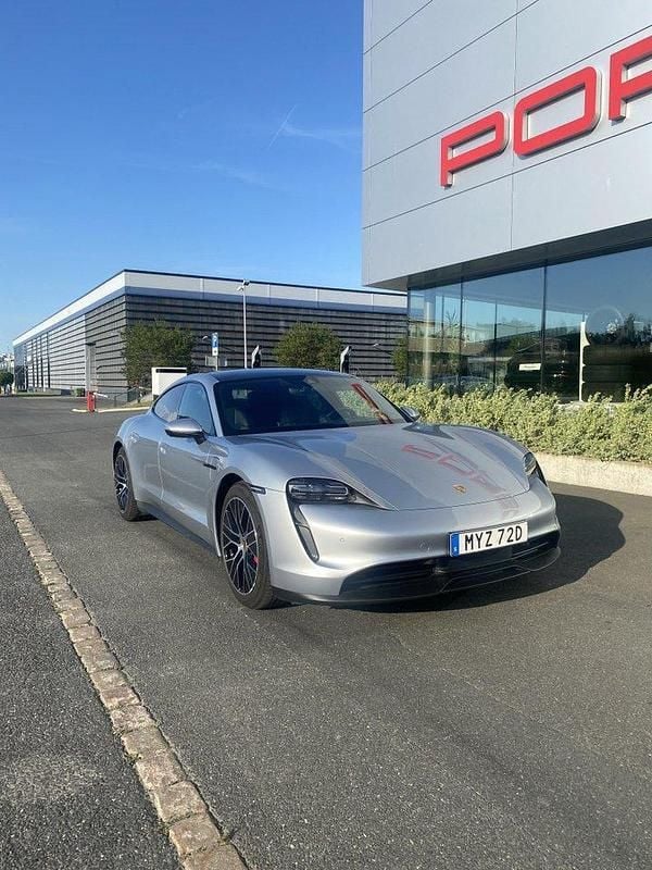 Silver Begagnad 2021 Porsche Taycan 4S Sedan | 689 000 kr (Superpris) - Bild 1/4