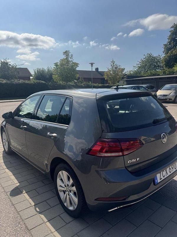 Grå Begagnad 2018 VW Golf VII Halvkombi | 155 500 kr (Marknadspris) - Bild 1/4