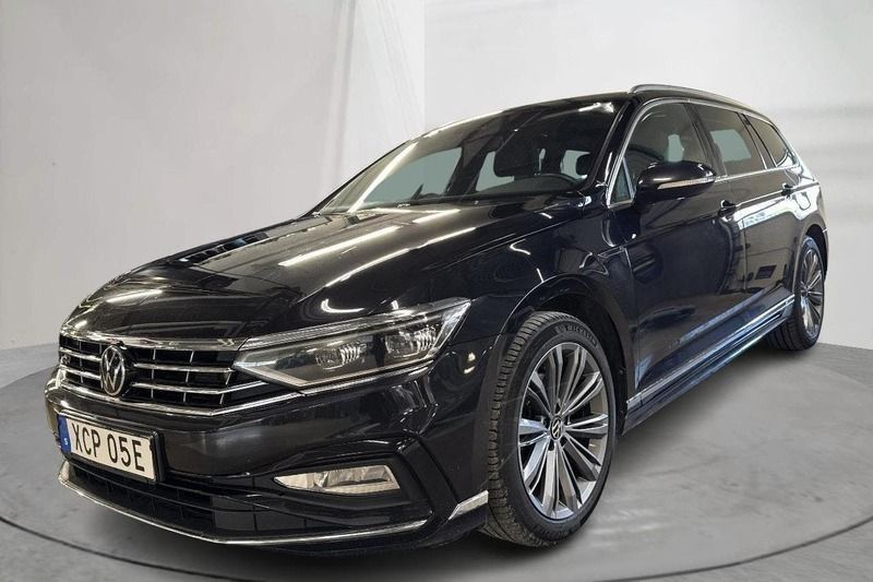 Svart Begagnad 2022 VW Passat Sedan | 236 600 kr (Marknadspris) - Bild 1/4