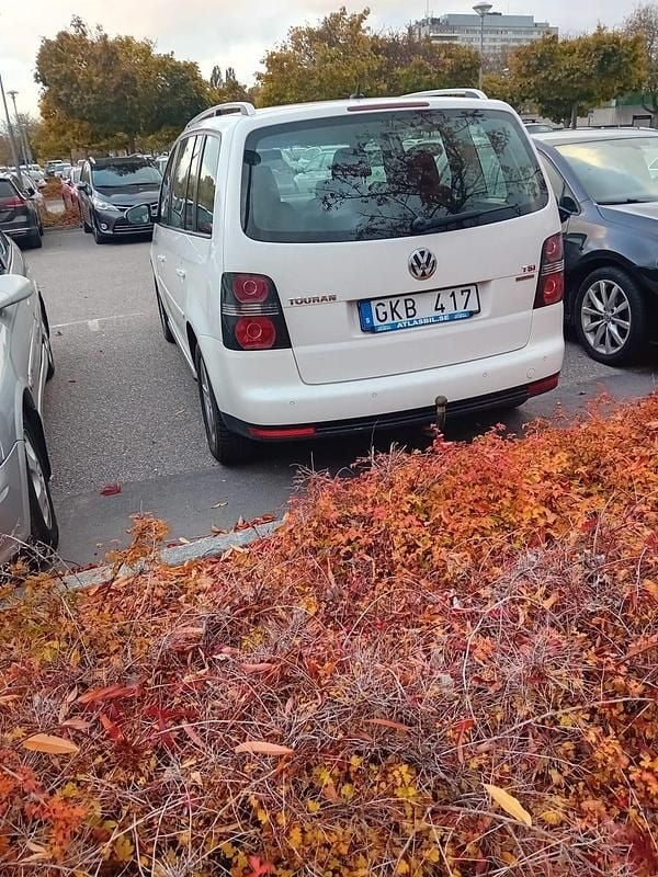 Begagnad 2010 VW Touran Minibuss | 48 000 kr (Bra pris) - Bild 1/4