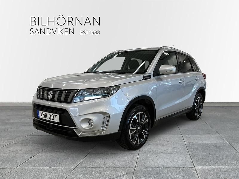 Grå Begagnad 2023 Suzuki Vitara SUV | 289 900 kr (Marknadspris) - Bild 1/4