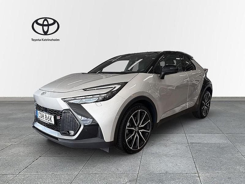 Silver Begagnad 2024 Toyota C-HR Sport SUV | 404 900 kr (Bra pris) - Bild 1/3