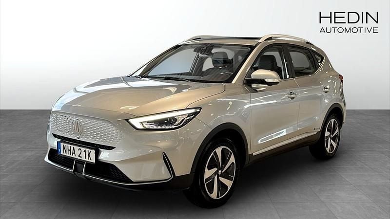 Grå (white) Begagnad 2022 MG ZS Luxury Sedan | 249 900 kr (Bra pris) - Bild 1/4