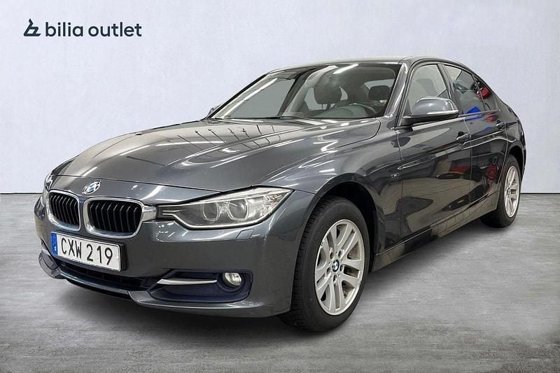 Grå Begagnad 2015 BMW 320 Sedan | 89 900 kr (Superpris) - Bild 1/4