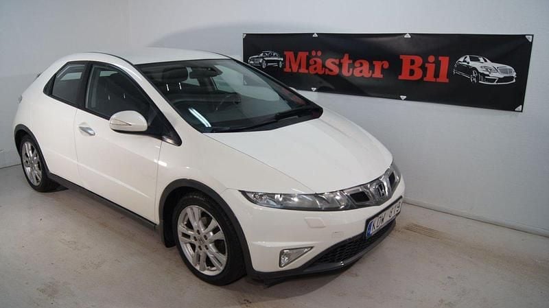 Vit Begagnad 2010 Honda Civic Sport Halvkombi | 59 900 kr (Bra pris) - Bild 1/4